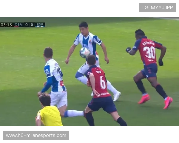 后卫抢点头球补射完成致胜一击 后卫抢点头球补射完成致胜一击